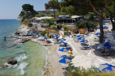 Pappa Beach op Samos met witte rotsen, turquoise zee en relaxte sfeer in Heraion