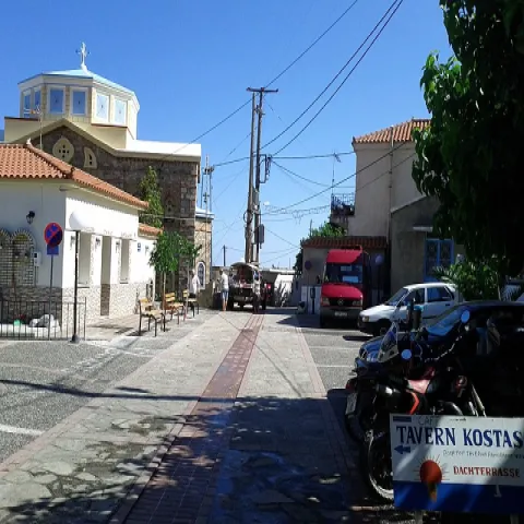 Ορεινός οικισμός Δρακαίοι Σάμου με πέτρινα σπίτια και θέα στο Ικάριο πέλαγος.