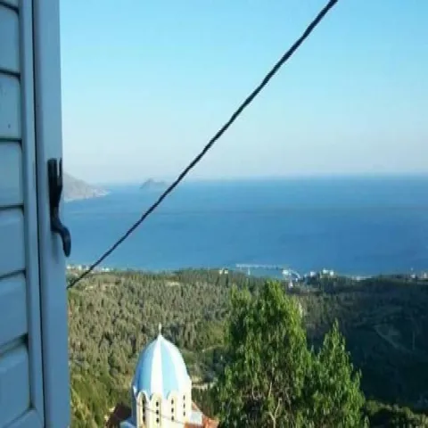 Τοπίο με σπίτια και ελαιώνες στα Ισώματα Μαραθόκαμπου Σάμου.