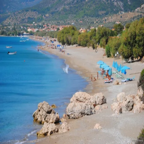 Παραλία και οικισμός στον Κάμπο Μαραθόκαμπου Σάμου, με τουριστικά καταλύματα και ήρεμη θάλασσα.