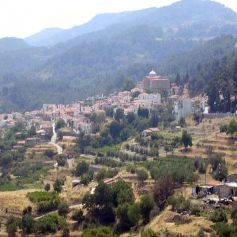 Παραδοσιακά σπίτια και αυλές στα Κονταίικα Σάμου με φόντο τον Καρβούνη.