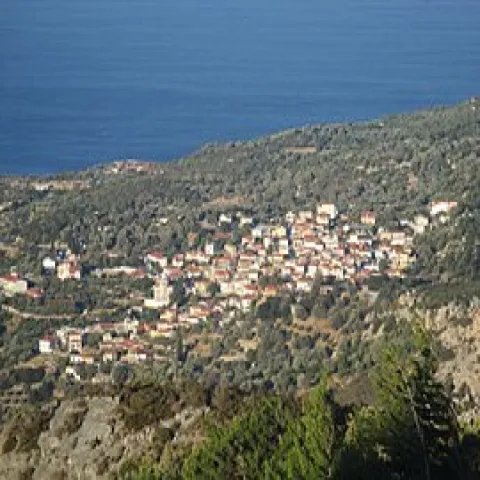 Θέα από τα Κουμαίικα Σάμου με παραδοσιακά σπίτια και ορίζοντα στο Αιγαίο.