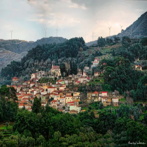 Οικισμός Λέκκας Σάμου με πέτρινα σπίτια και θέα στη βόρεια ακτή του νησιού.