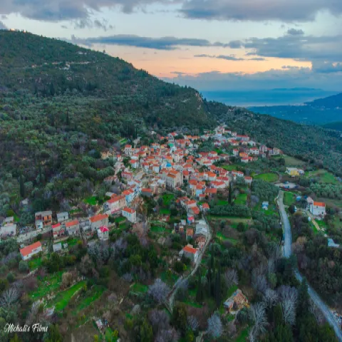 Il villaggio di Mavratzaioi a Samo con case tradizionali e paesaggio rurale.