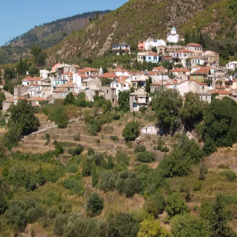 Οικισμός Μεσόγειος Σάμου με παραδοσιακά σπίτια και θέα στη θάλασσα και την ενδοχώρα.