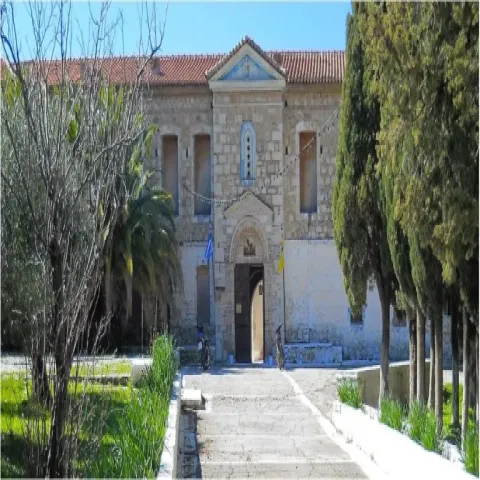 Das Kloster Prophet Elias auf Samos mit Glockenturm aus Stein und Berglandschaft.