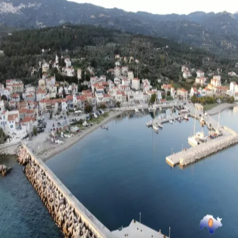 Οικισμός Όρμος Μαραθόκαμπου Σάμου με λιμάνι και ψαροκάικα δίπλα στη θάλασσα.