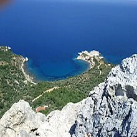 Οικισμός Όρμος Αγίου Ισιδώρου Σάμου με σπίτια δίπλα στη θάλασσα και φυσικό τοπίο.