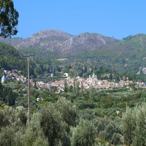 Ο Παγώνδας Σάμου με παραδοσιακά σπίτια, καμπαναριά και θέα στο νότιο τοπίο του νησιού.