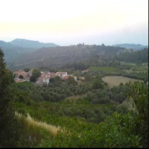 Οικισμός Σουρήδες Σάμου σε πλαγιά πάνω από το Καρλόβασι, μέσα στη φύση.