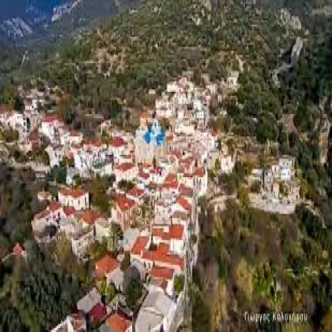 Άποψη των Σκουραιίκων Σάμου από ψηλά, με πέτρινα σπίτια και δάσος γύρω.