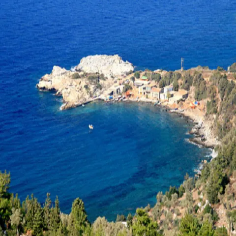 Ο παραδοσιακός ταρσανάς του Αγίου Ισιδώρου με ξύλινα σκαριά και θέα στη θάλασσα