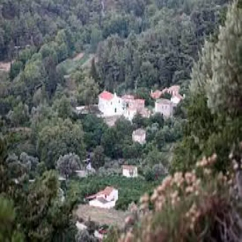 Άγιος Παντελεήμων Λέκκας – εκκλησιαστικός οικισμός με θέα