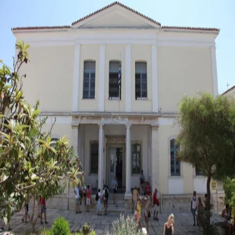 Das Archäologische Museum von Samos mit antiken Funden und Statuen