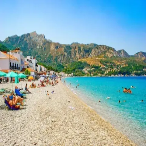 Παραλία Βελανιδιά στον Μαραθόκαμπο Σάμου με καθαρά νερά και βότσαλα.