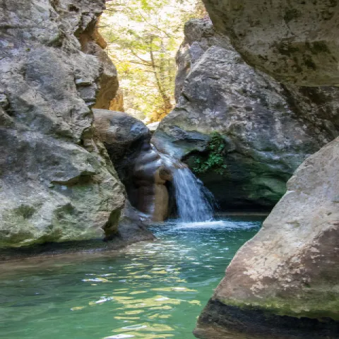 Le cascate di Potami a Samo immerse nel verde