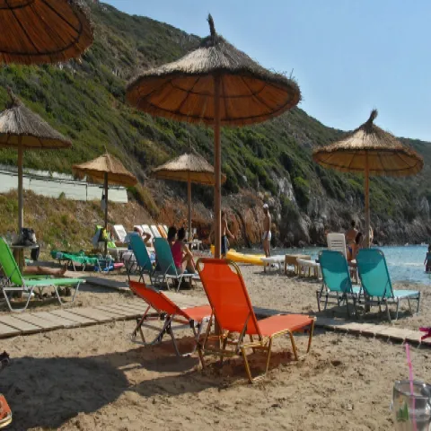 Παραλία Λιβαδάκι στη Σάμο με τιρκουάζ νερά, λευκή άμμο και εξωτική ατμόσφαιρα