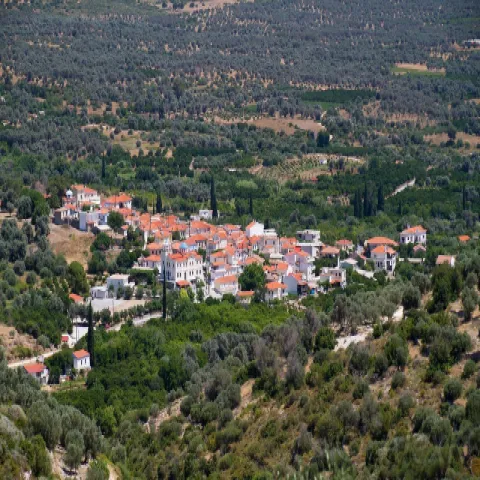 Οικισμός Μύλοι Σάμου με πέτρινα σπίτια, παλιούς μύλους και πλούσια βλάστηση.