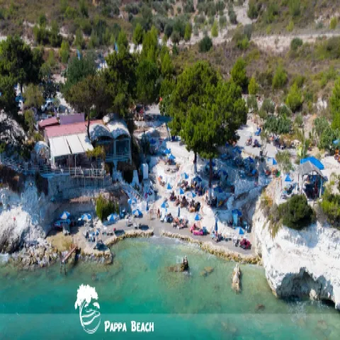 Pappa Beach Σάμου με λευκά βράχια, γαλάζια νερά και χαλαρή διάθεση στο Ηραίο