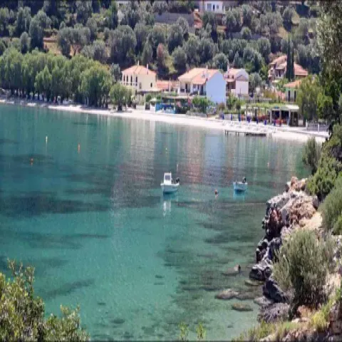 Παραλία Κέρβελη στη Σάμο με καθαρά νερά και θέα στη μικρασιατική ακτή