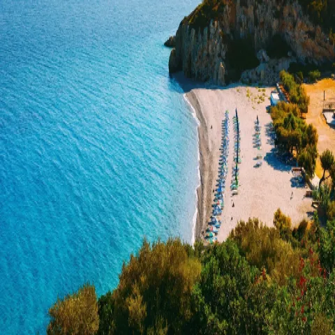 Strand Kaladakia auf Samos mit smaragdgrünem Wasser und felsiger Landschaft