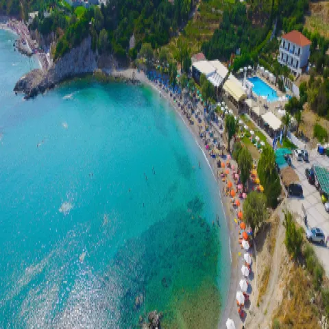 Strand Glicorisa bei Pythagorio auf Samos mit ruhigem Wasser, kleinen Kieseln und organisierten Liegen