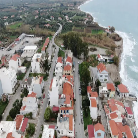 Località costiera di Ireon a Samo con acque limpide, barche e vista sul Mar Egeo