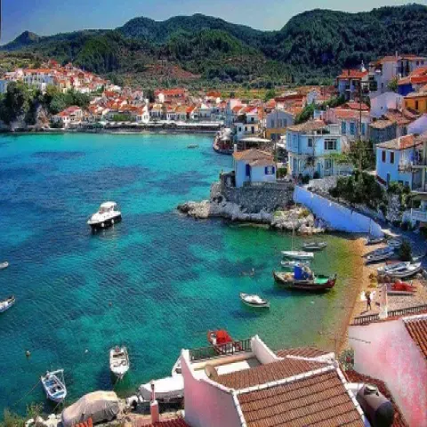 Το χωριό Κοκκάρι Σάμου με σπίτια δίπλα στο κύμα και θέα στο Αιγαίο.