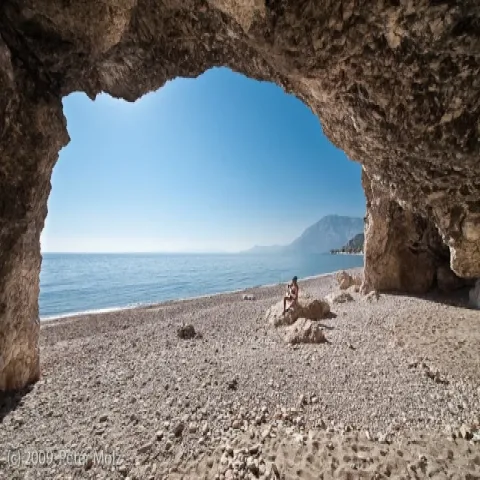 Balos Beach (Ormos Koumeikon) op Samos met kiezelstrand, helder water en kleine pier
