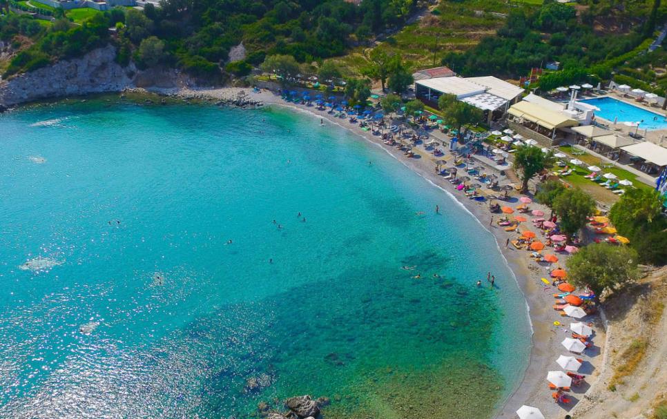 Strand Glicorisa bei Pythagorio auf Samos mit ruhigem Wasser, kleinen Kieseln und organisierten Liegen