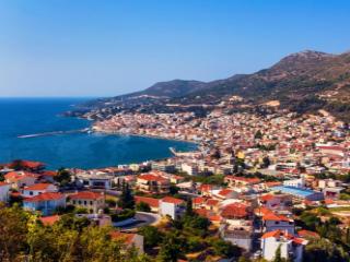 Blick auf Vathy und die Ostküste von Samos, Sitz der Gemeinde Ostsamos